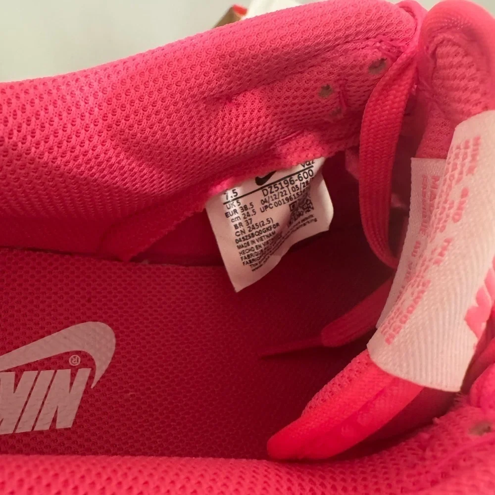 Nike dunk low hyper pink / white